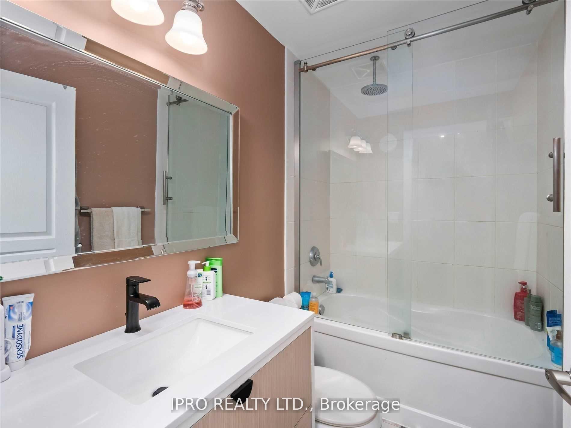 2 Bedrooms Condo at 223 Webb, Mississauga For sale