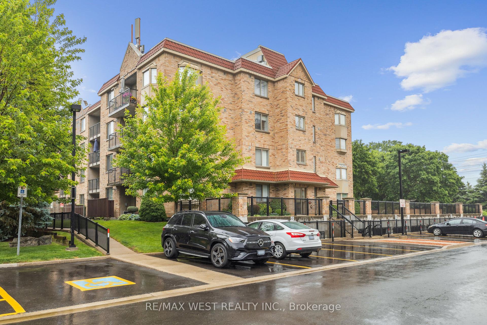 2 Bedrooms Condo at 3499 Upper Middle, Burlington For sale