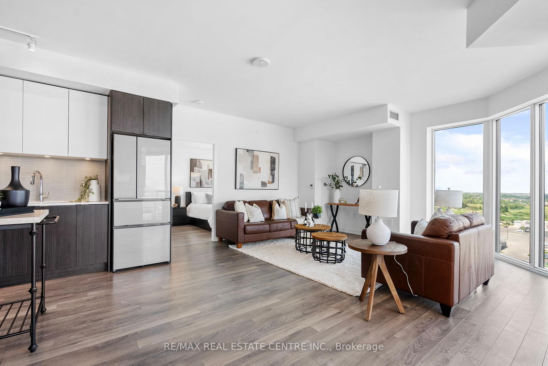 3 Bedrooms Condo at 100 Eagle Rock, Vaughan For sale
