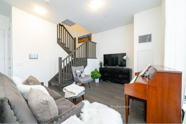 2 Bedrooms Condo at 3220 William Coltson, Oakville For sale