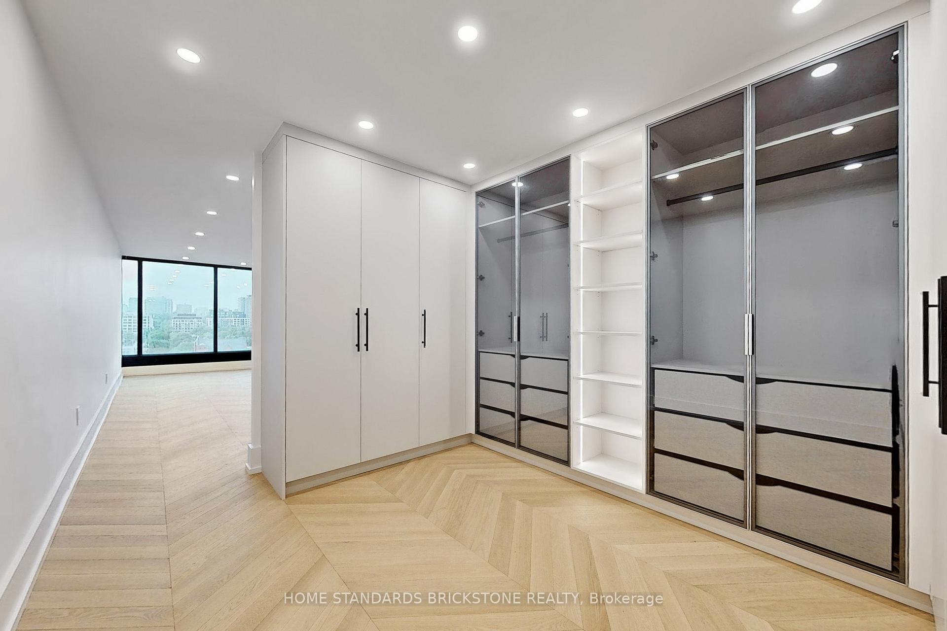 2 Bedrooms Condo at 110 Bloor, Toronto For sale