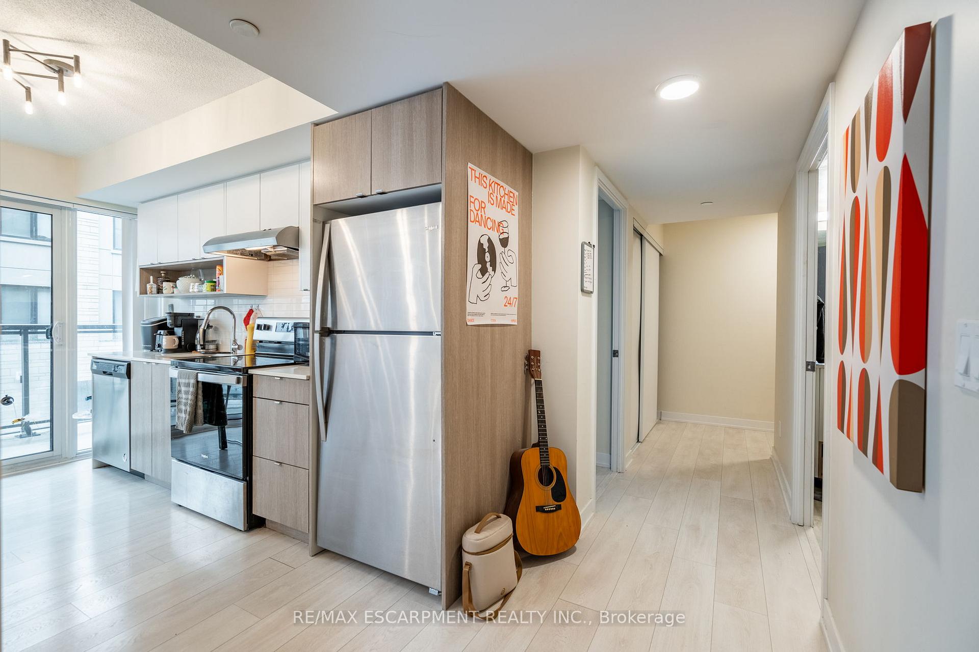 2 Bedrooms Condo at 1119 COOKE, Burlington For sale