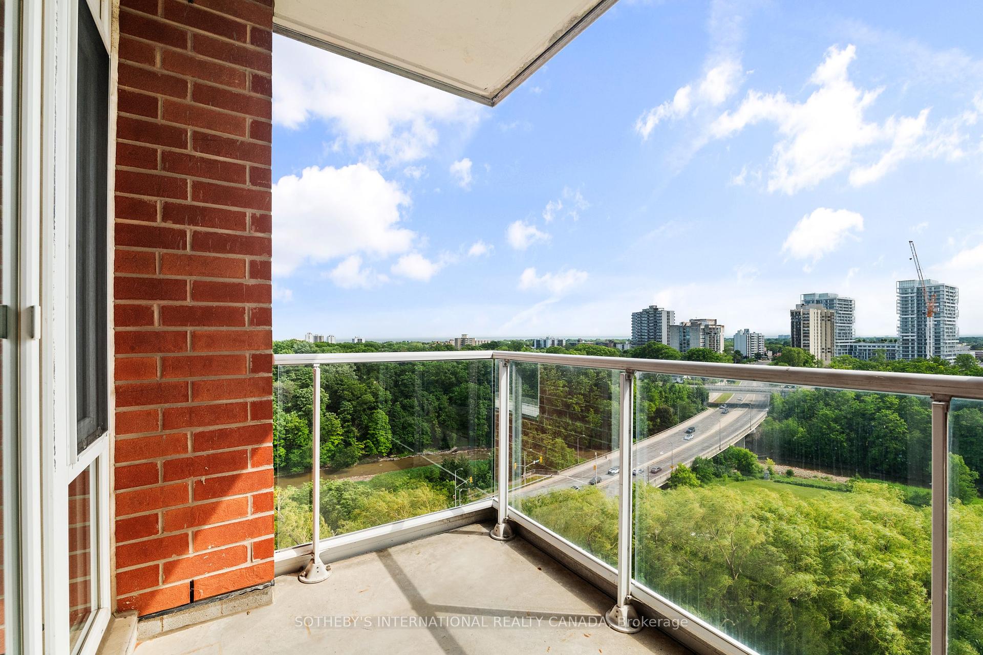 2 Bedrooms Condo at 40 Old Mill, Oakville For sale