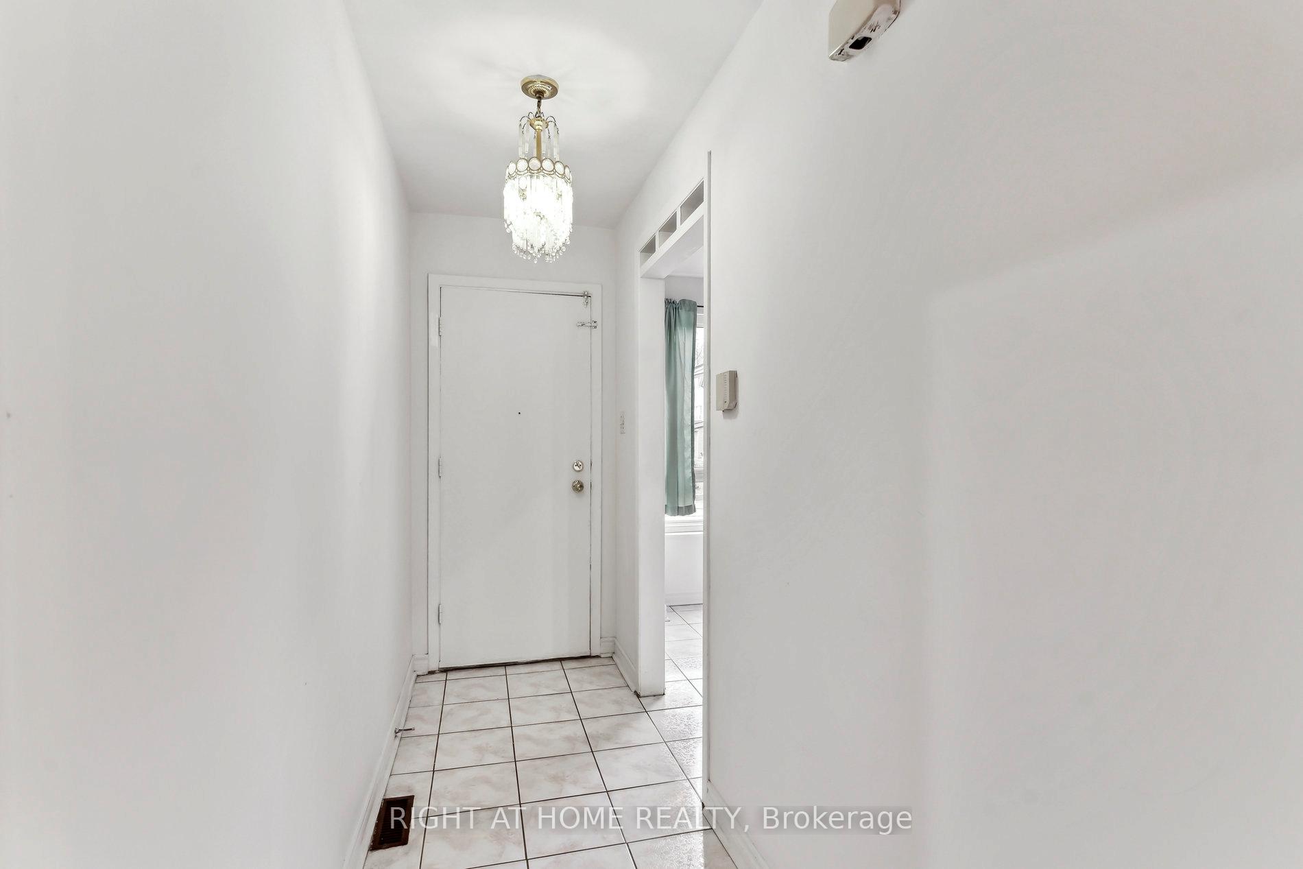 6 Bedrooms Condo at 44 Chester Le, Toronto For sale