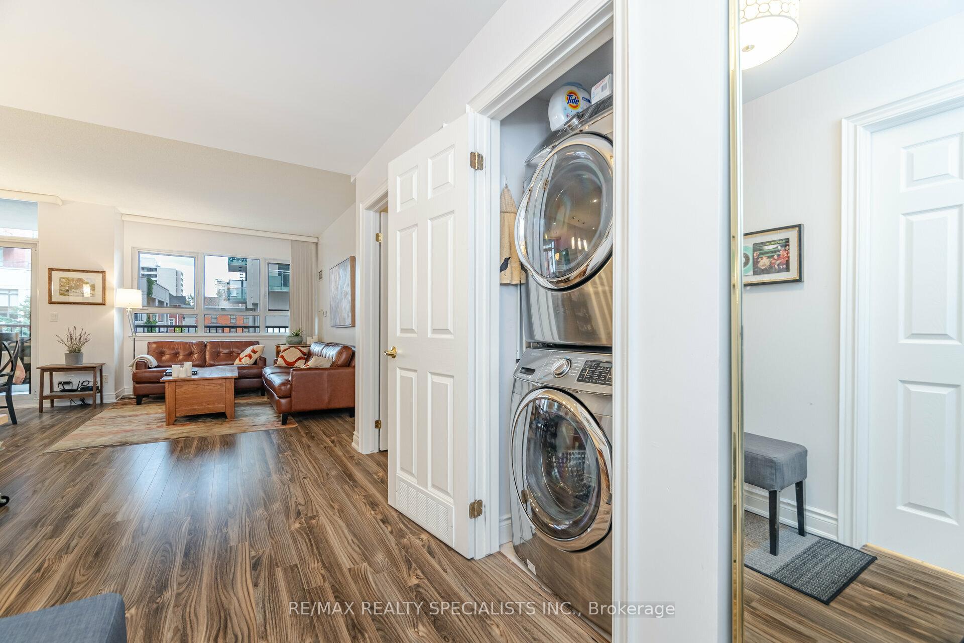 3 Bedrooms Condo at 399 Elizabeth, Burlington For sale