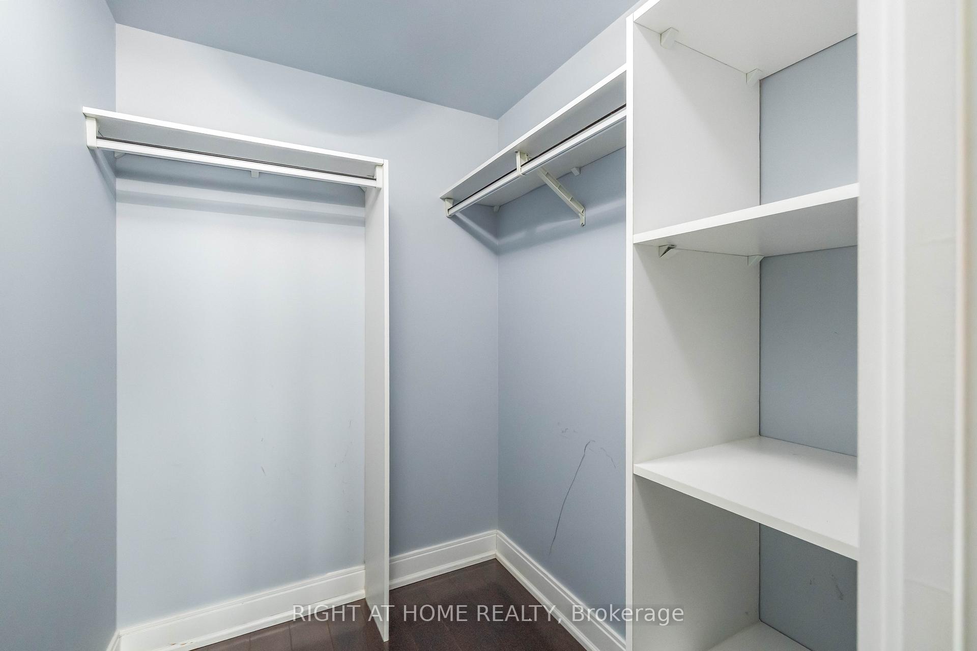 3 Bedrooms Condo at 125 Village Green,  Toronto For sale