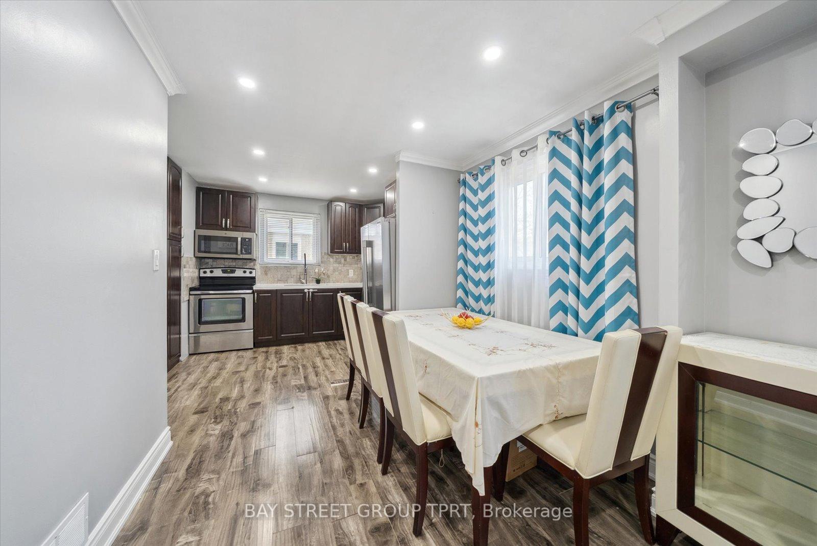 4 Bedrooms Condo at 16 Bur Oak, Toronto For sale