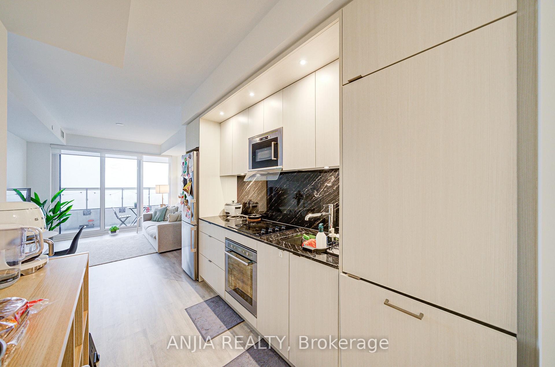 2 Bedrooms Condo at 30 Inn On The Park, Toronto For sale