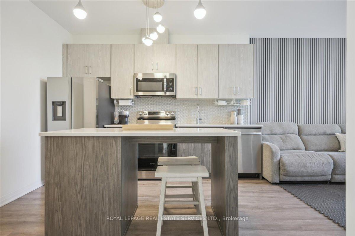 2 Bedrooms Condo at 95 DUNDAS, Oakville For sale