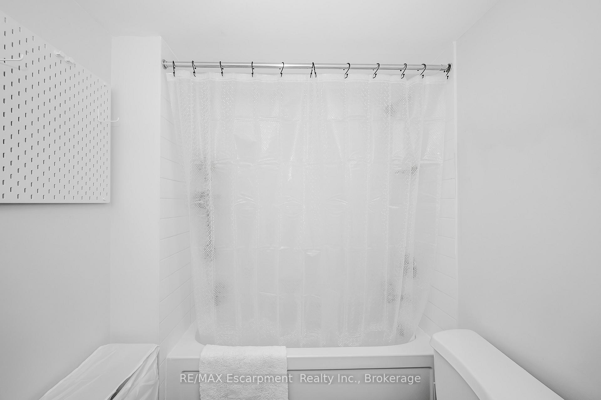 2 Bedrooms Condo at 1940 Ironstone, Burlington For sale