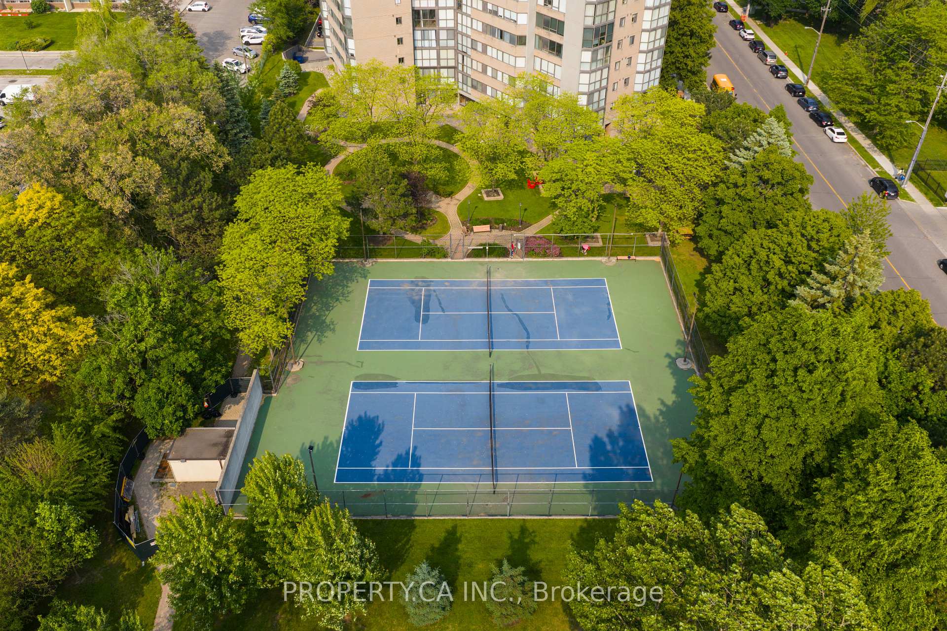 3 Bedrooms Condo at 40 Richview, Toronto For sale