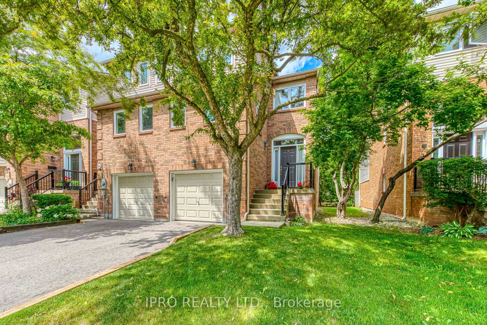 3 Bedrooms Condo at 2051 MERCHANTS, Oakville For sale