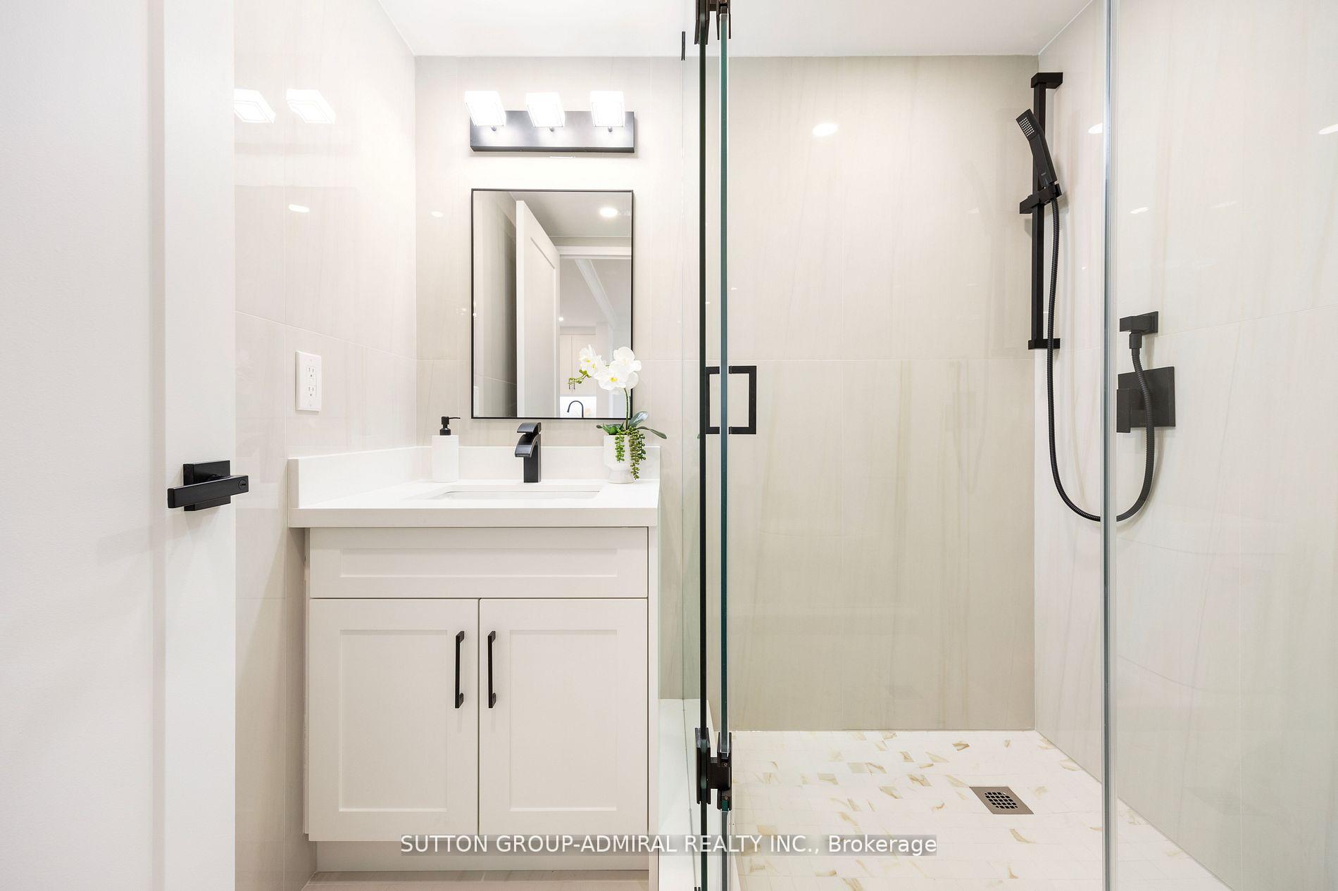 2 Bedrooms Condo at 11 Townsgate,  Vaughan For sale