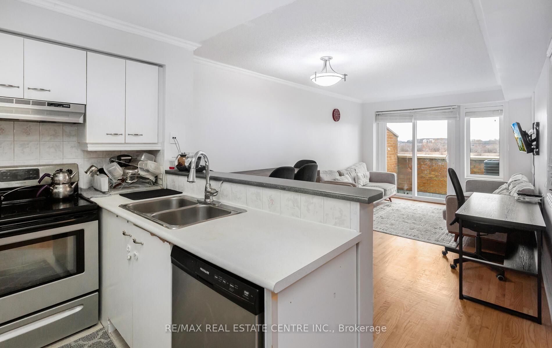 3 Bedrooms Condo at 45 Bristol,  Mississauga For sale