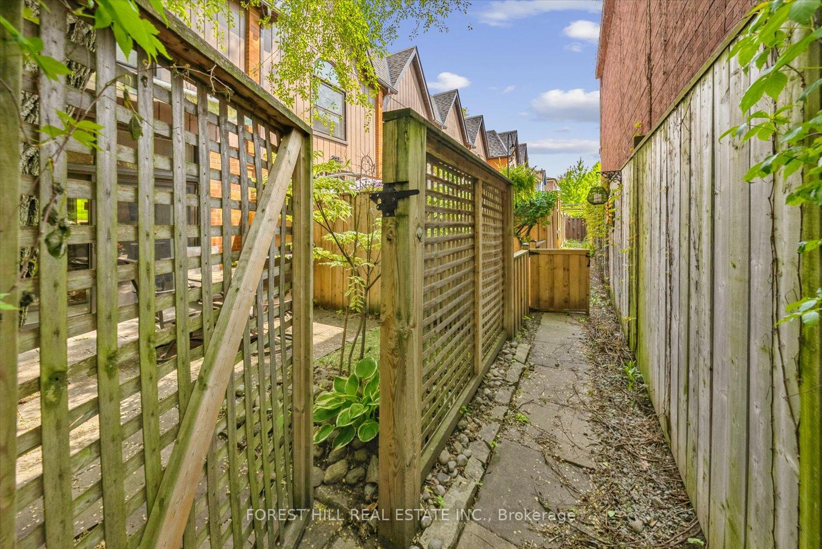 3 Bedrooms Condo at 10 Buller, Toronto For sale