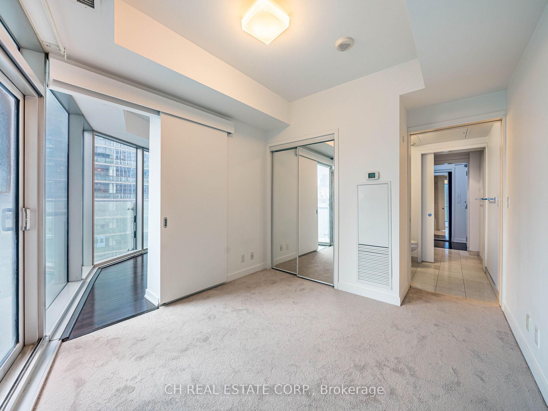 2 Bedrooms Condo at 12 York,  Toronto For sale