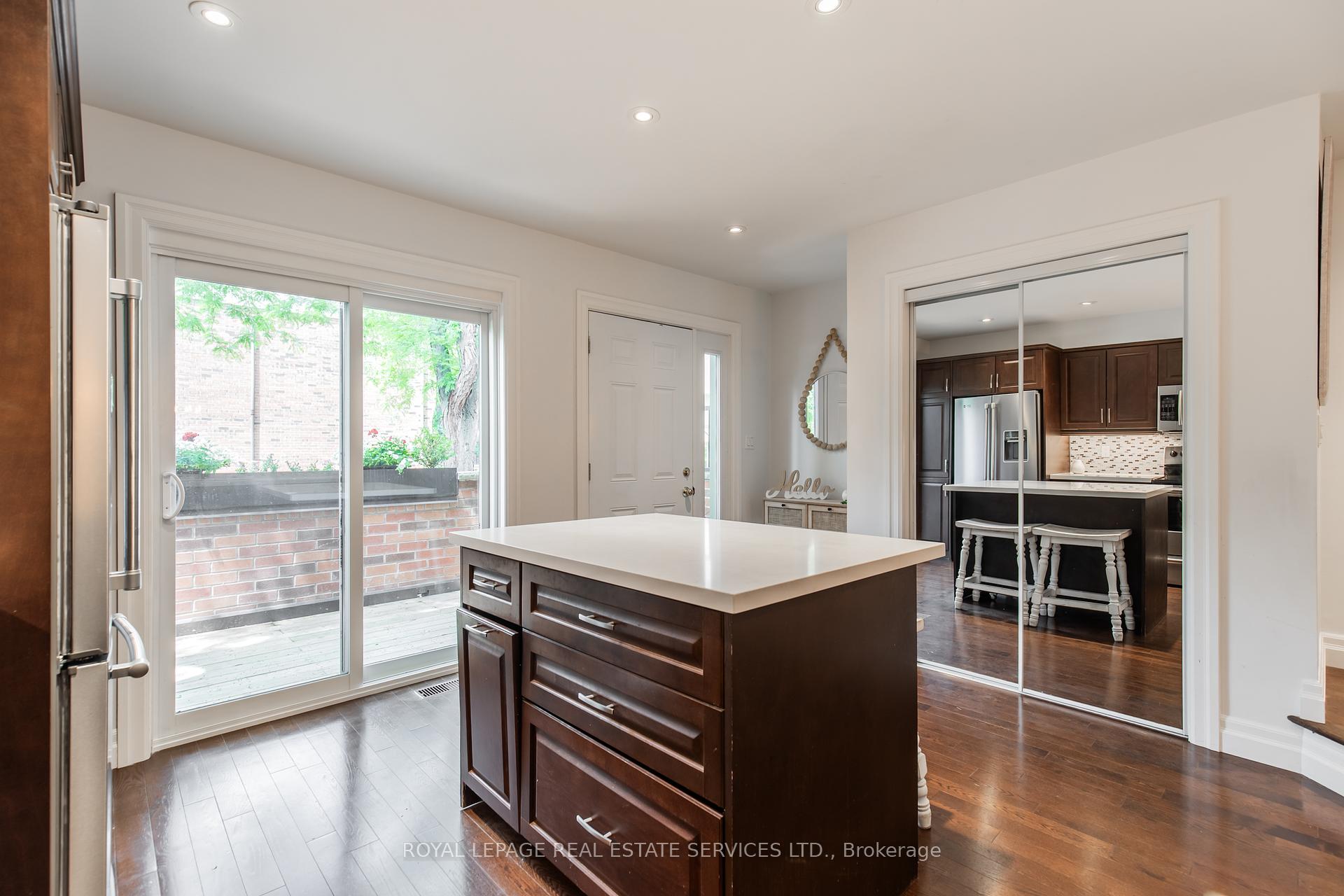 3 Bedrooms Condo at 3122 Lakeshore, Oakville For sale