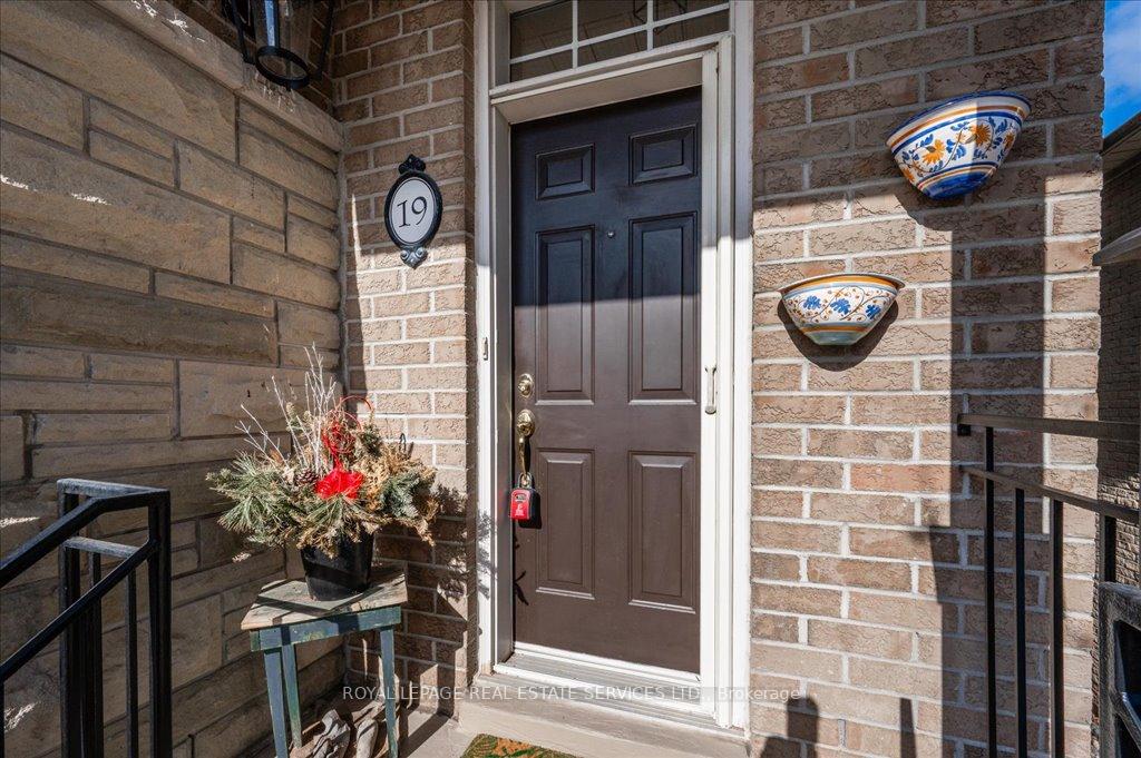 3 Bedrooms Condo at 1267 Dorval, Oakville For sale