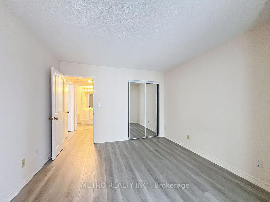3 Bedrooms Condo at 18 Hollywood, Toronto For sale