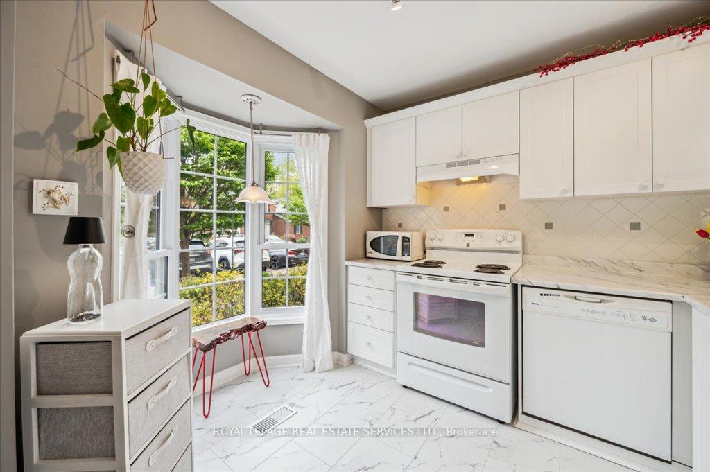 2 Bedrooms Condo at 1275 Maple Crossing, Burlington For sale
