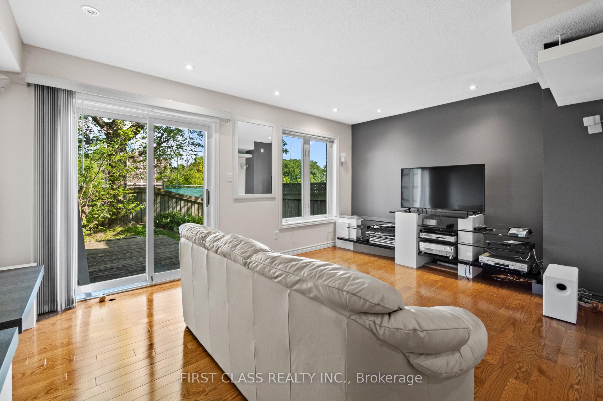 4 Bedrooms Condo at 10A Leaside Park, Toronto For sale