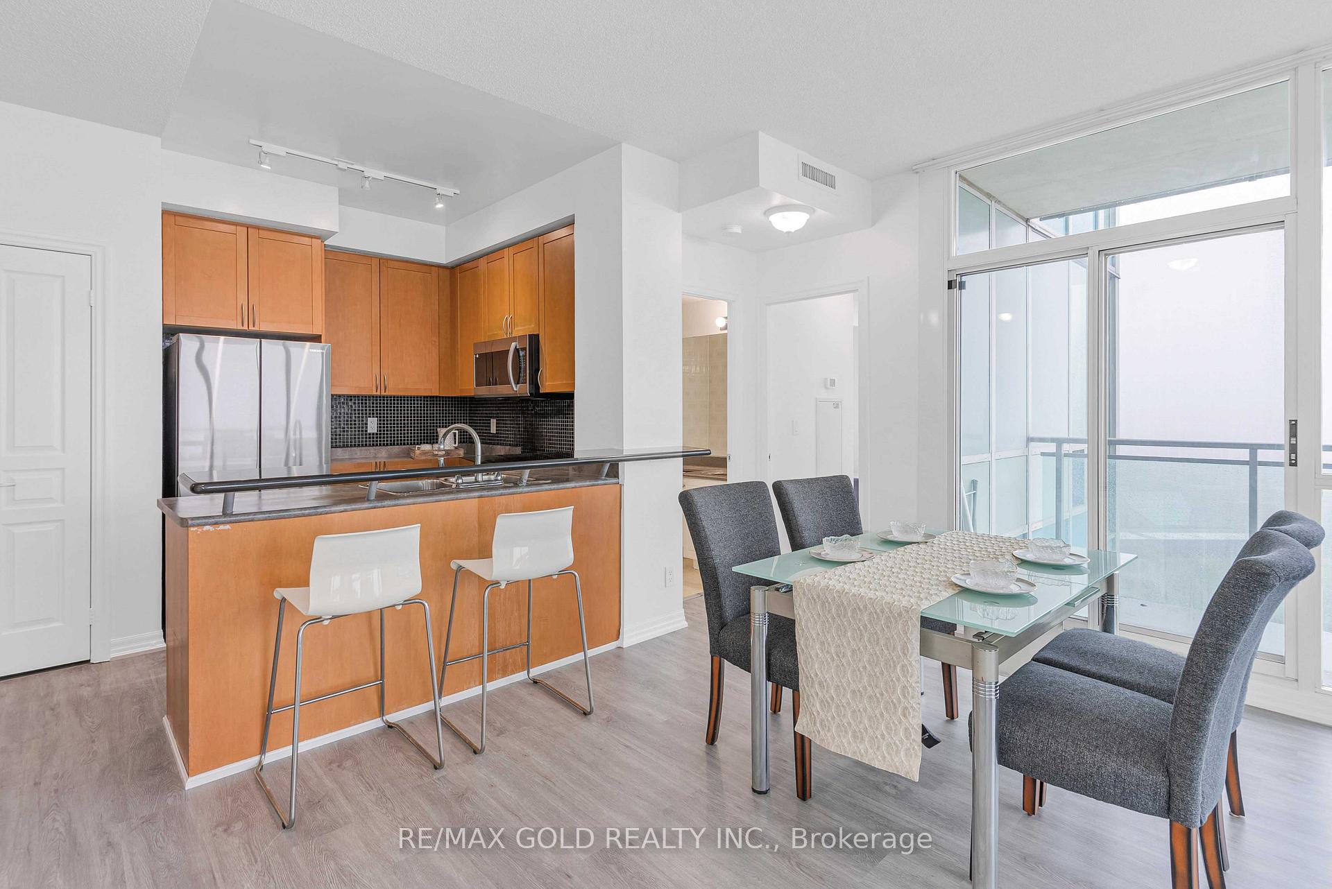 3 Bedrooms Condo at 3939 Duke Of York, Mississauga For sale