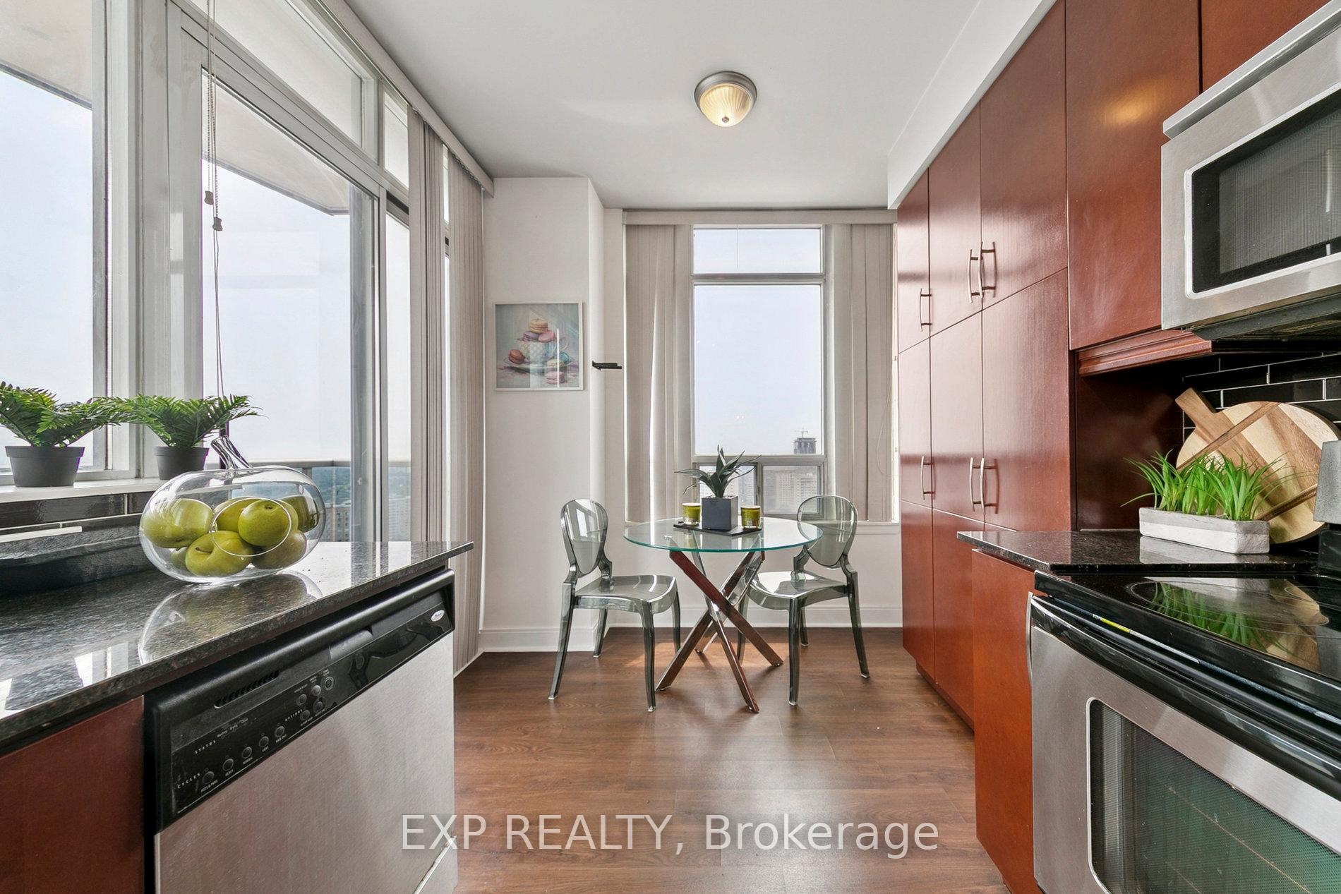 2 Bedrooms Condo at 70 Absolute, Mississauga For sale