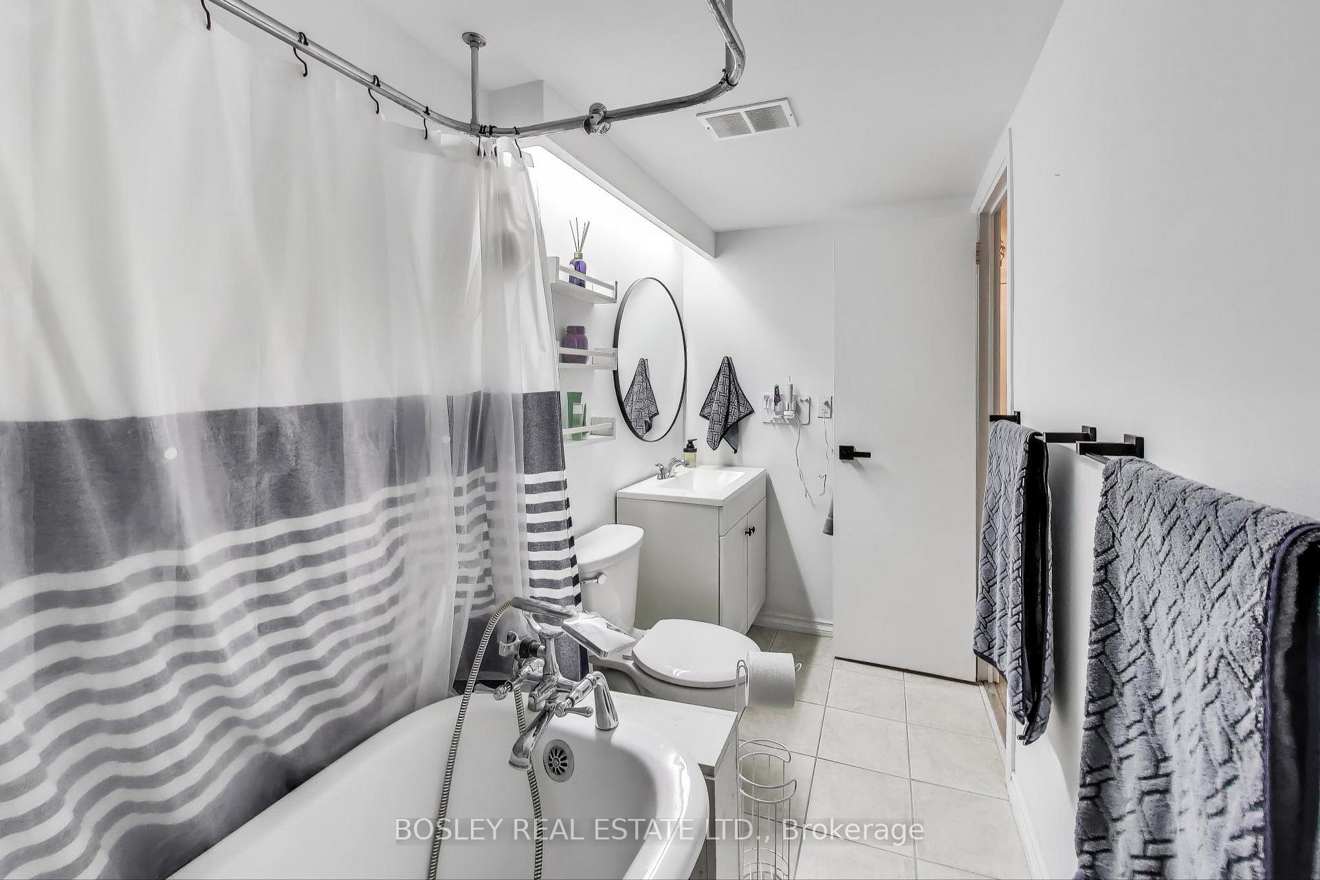 2 Bedrooms Condo at 10 Parkway Forest, Toronto For sale