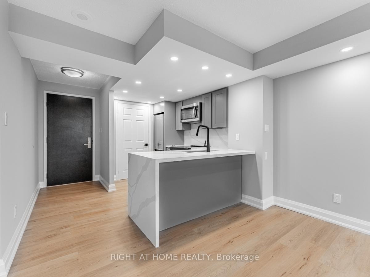1 Bedroom Condo at 55 Kingsbridge Garden,  Mississauga For sale