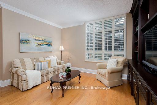 2 Bedrooms Condo at 53 Woodbridge, Vaughan For sale