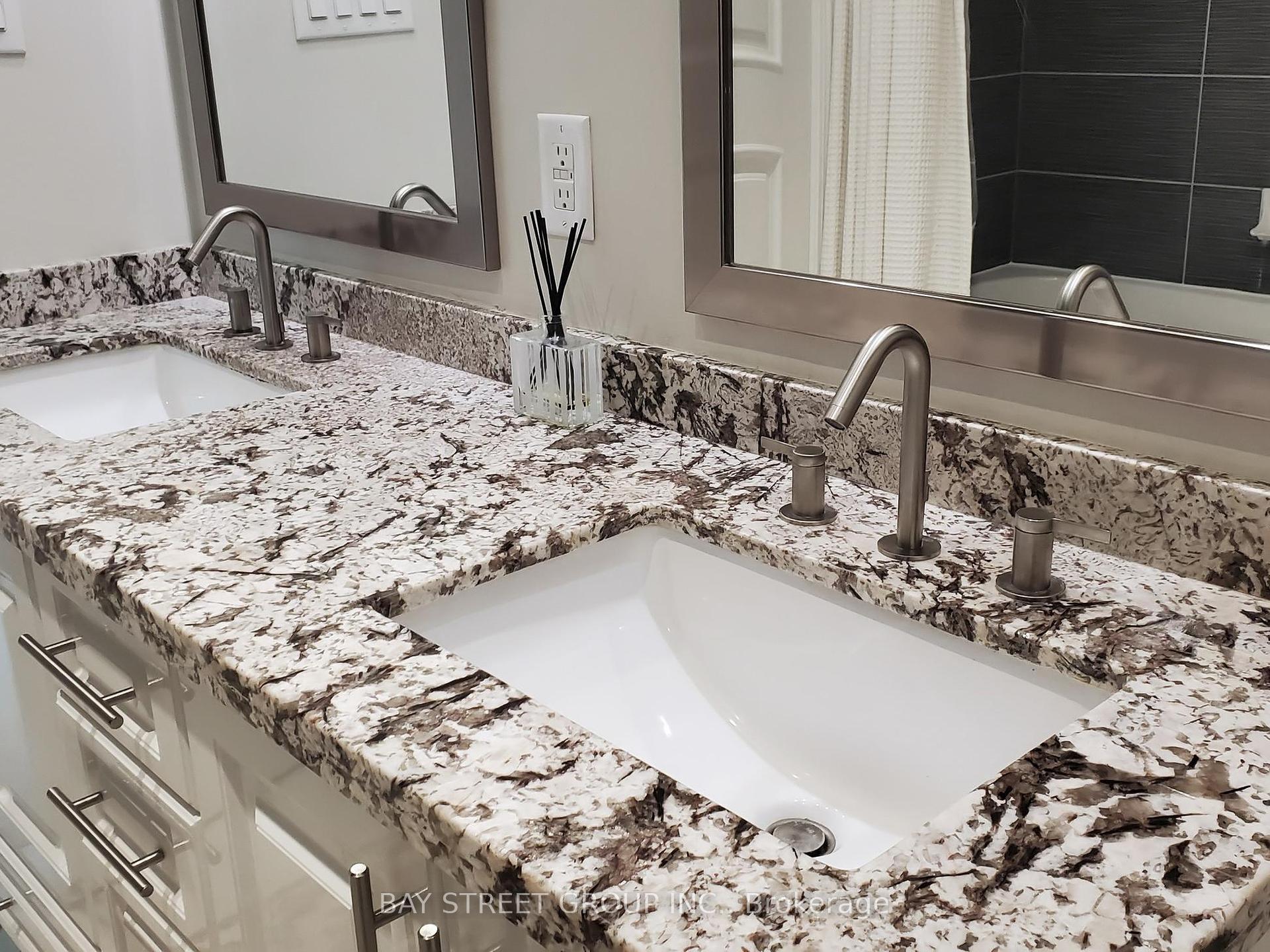 3 Bedrooms Condo at 33 BAY, Toronto For sale