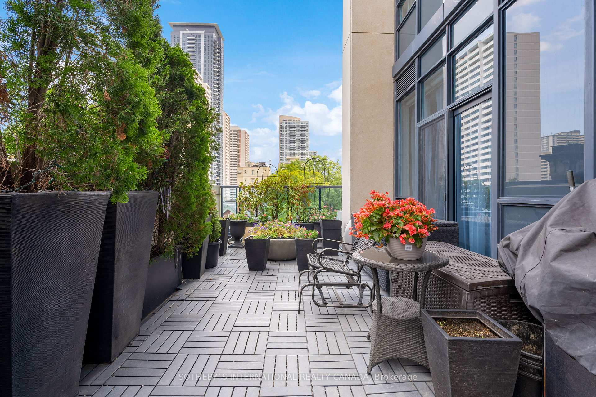 2 Bedrooms Condo at 28 Linden,  Toronto For sale