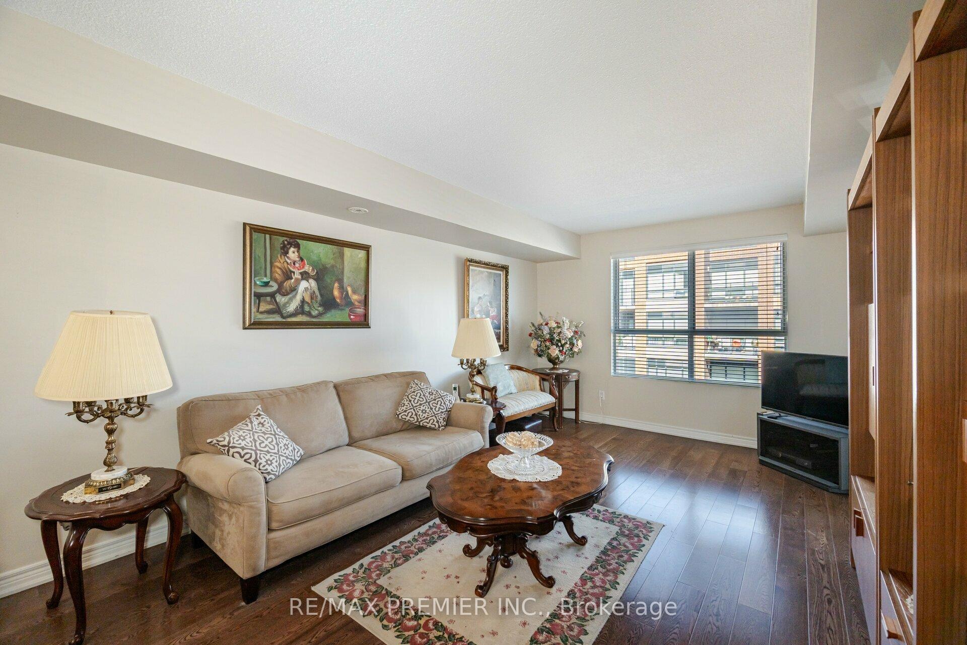 2 Bedrooms Condo at 121 Woodbridge,  Vaughan For sale