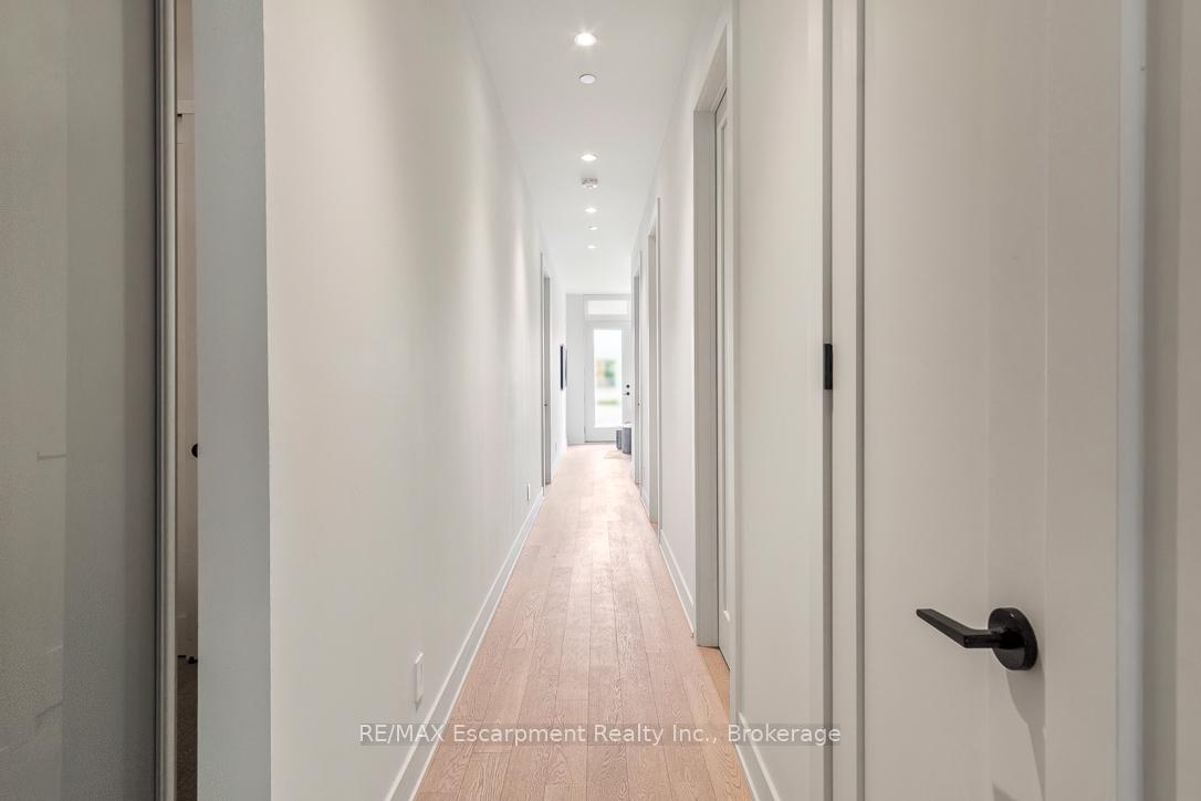 3 Bedrooms Condo at 123 Maurice, Oakville For sale