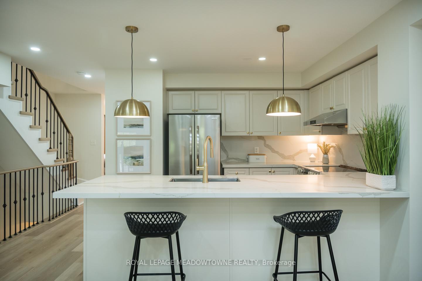 4 Bedrooms Condo at 3355 Thomas, Mississauga For sale
