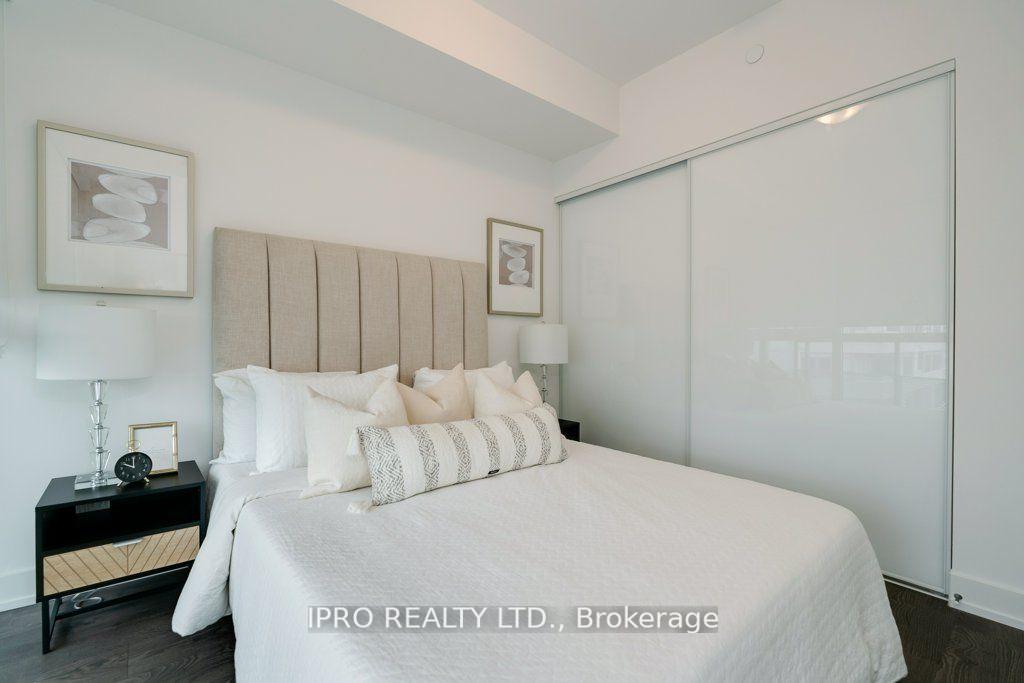 2 Bedrooms Condo at 11 Lillian, Toronto For sale