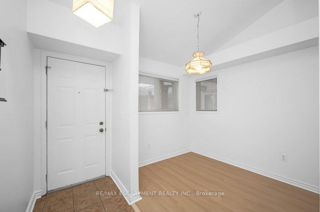 3 Bedrooms Condo at 101 Bristol, Mississauga For sale