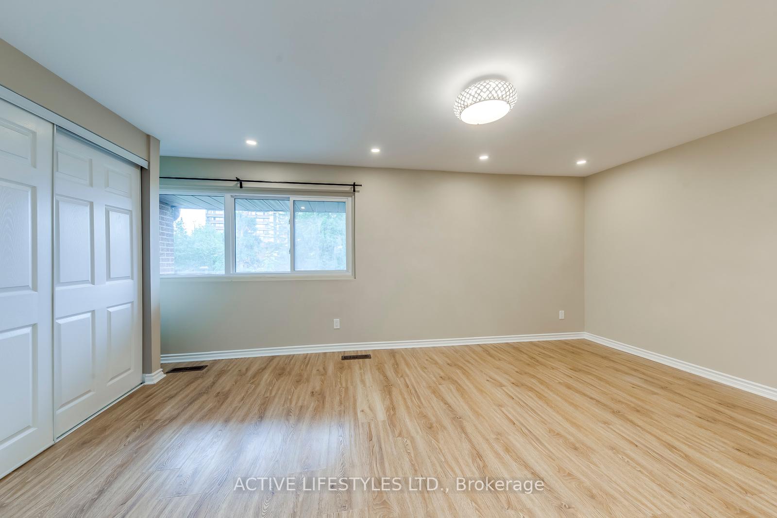4 Bedrooms Condo at 2301 Derry, Mississauga For sale
