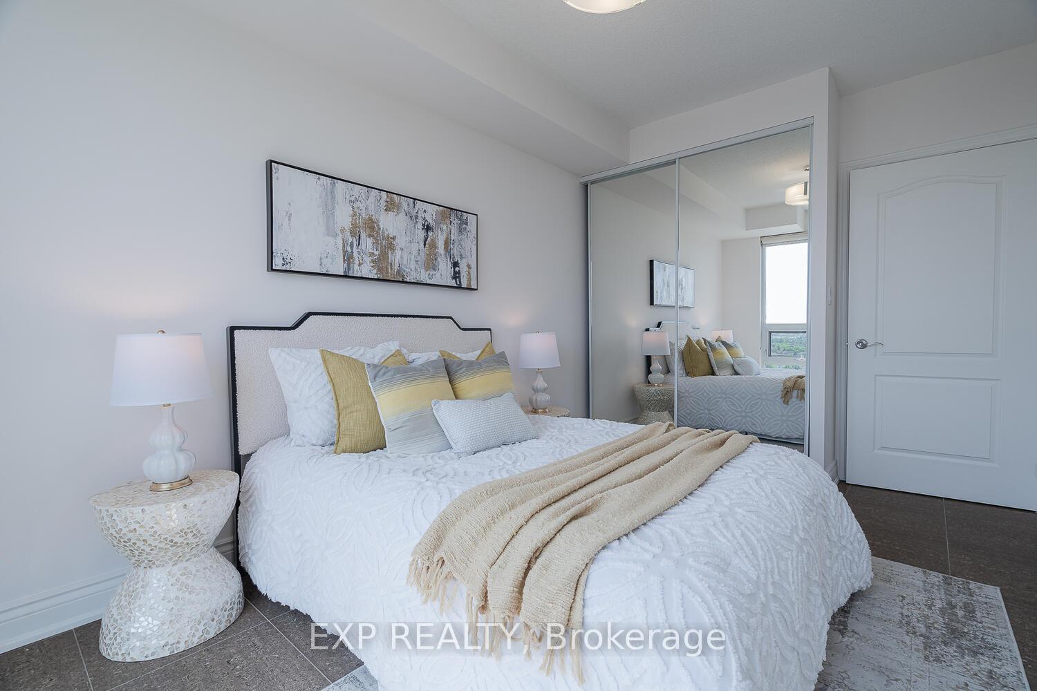 3 Bedrooms Condo at 88 Promenade, Vaughan For sale