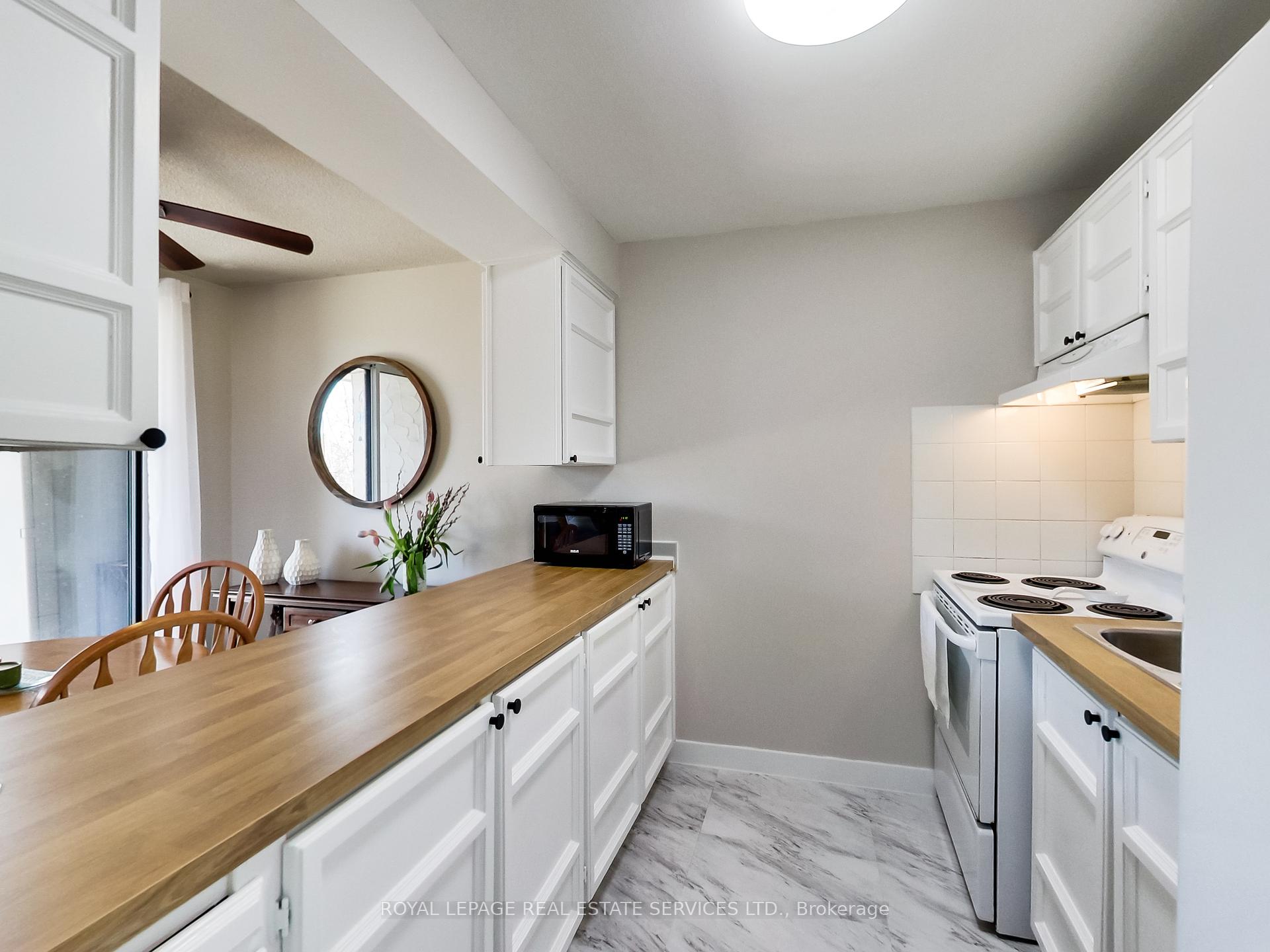 3 Bedrooms Condo at 1008 Falgarwood,  Oakville For sale