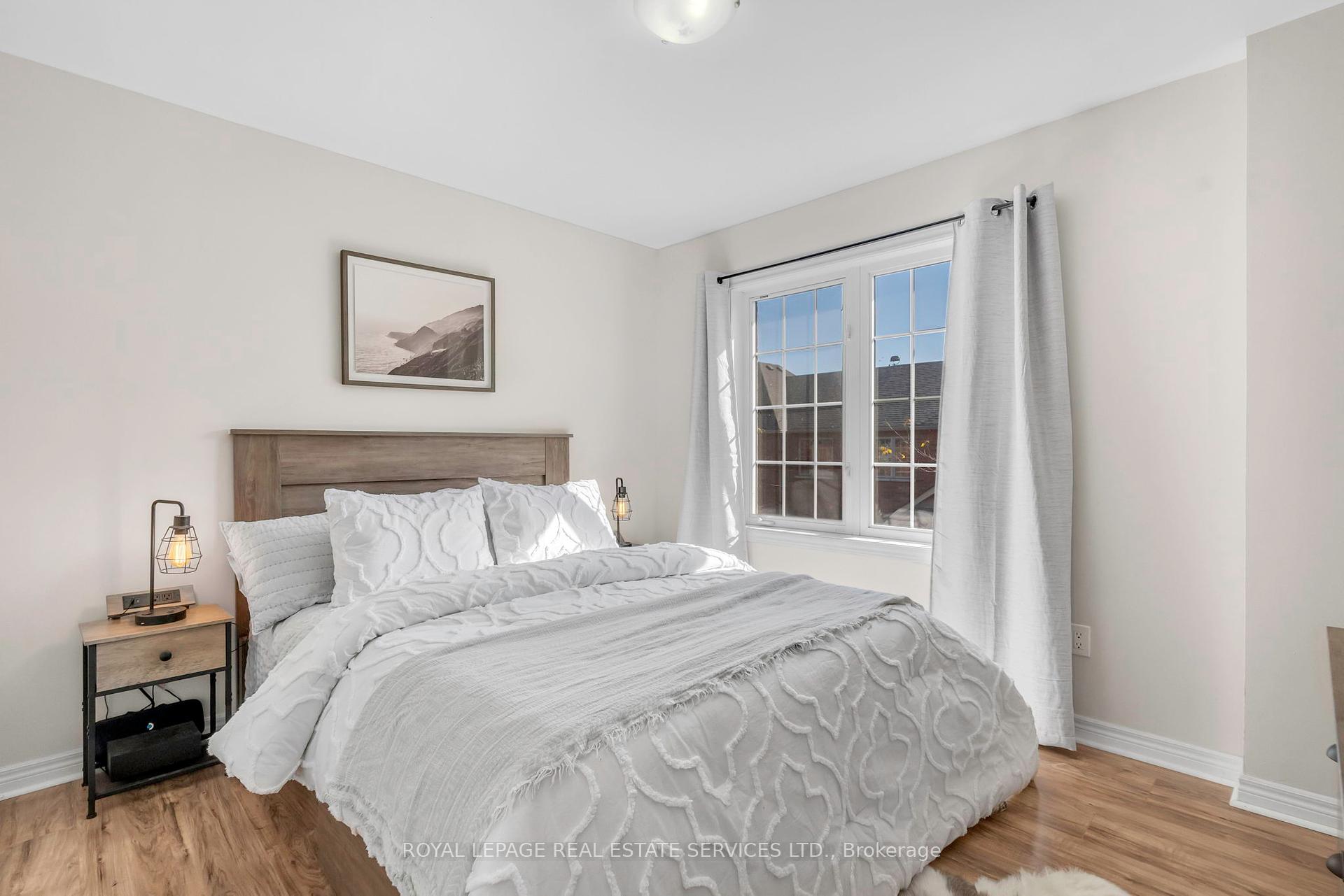 3 Bedrooms Condo at 3040 Fifth, Mississauga For sale