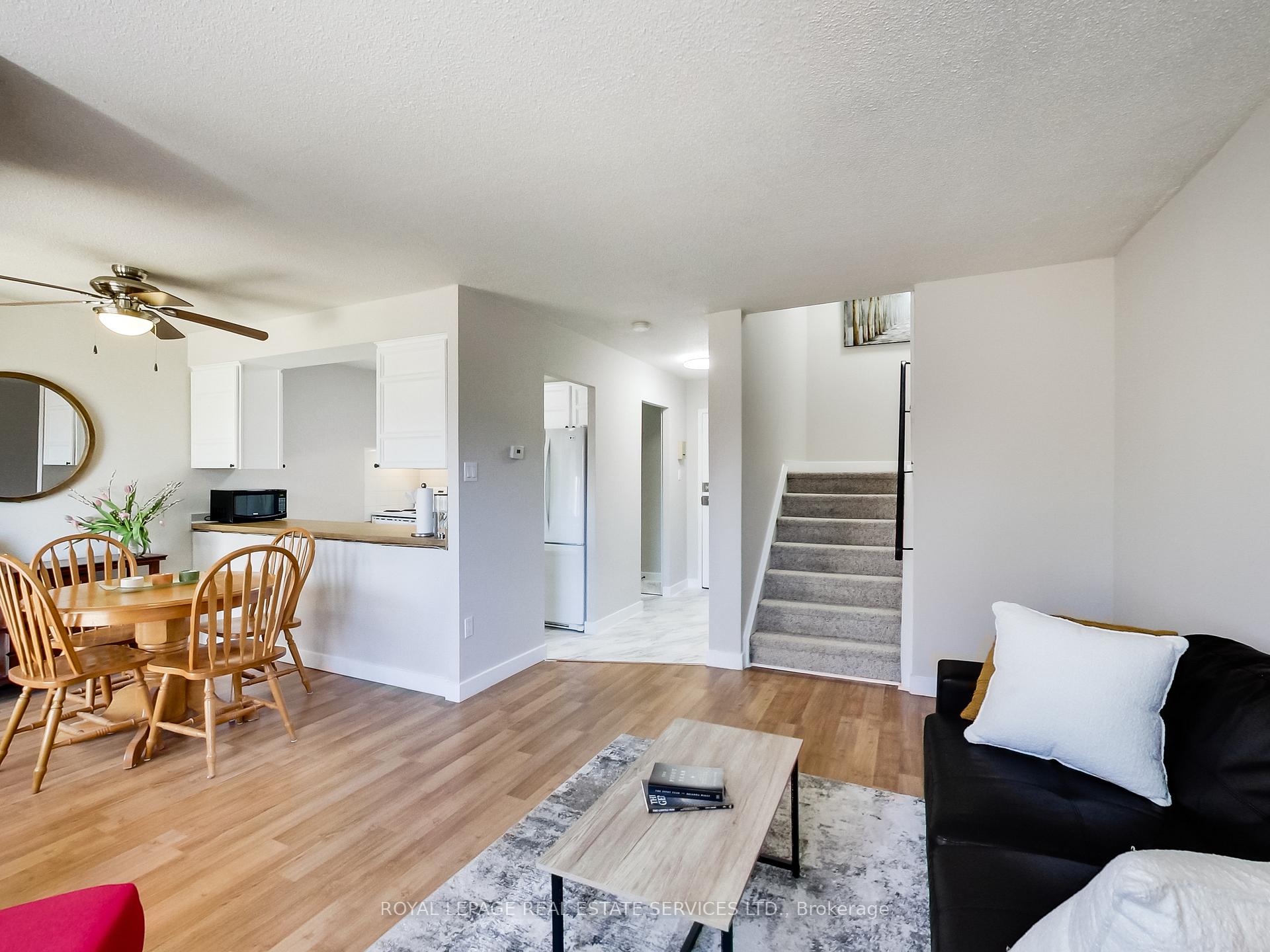 3 Bedrooms Condo at 1008 Falgarwood,  Oakville For sale