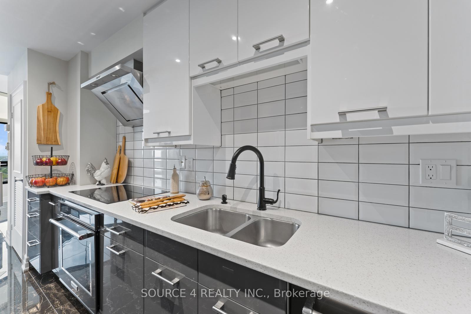 4 Bedrooms Condo at 1300 Bloor, Mississauga For sale