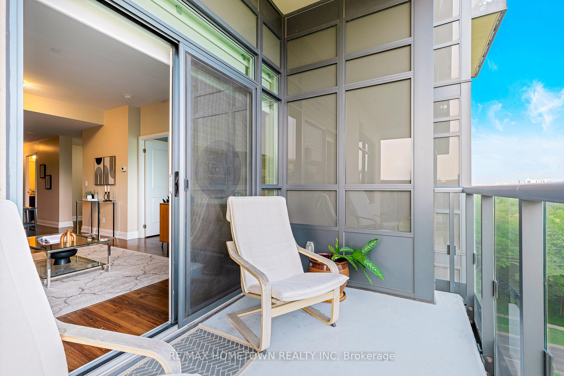 2 Bedrooms Condo at 35 Fontenay, Toronto For sale