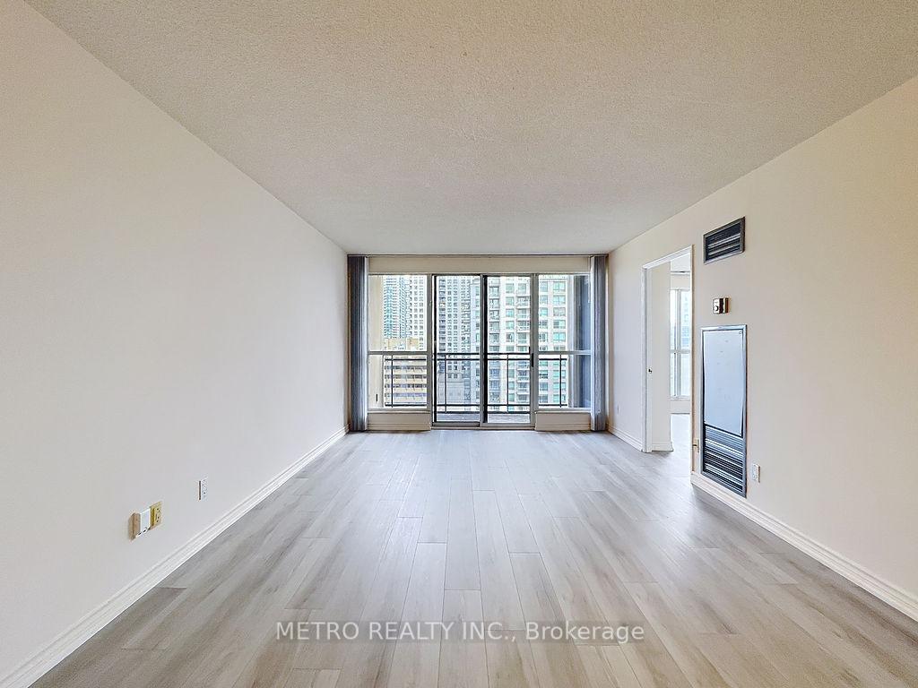3 Bedrooms Condo at 18 Hollywood, Toronto For sale