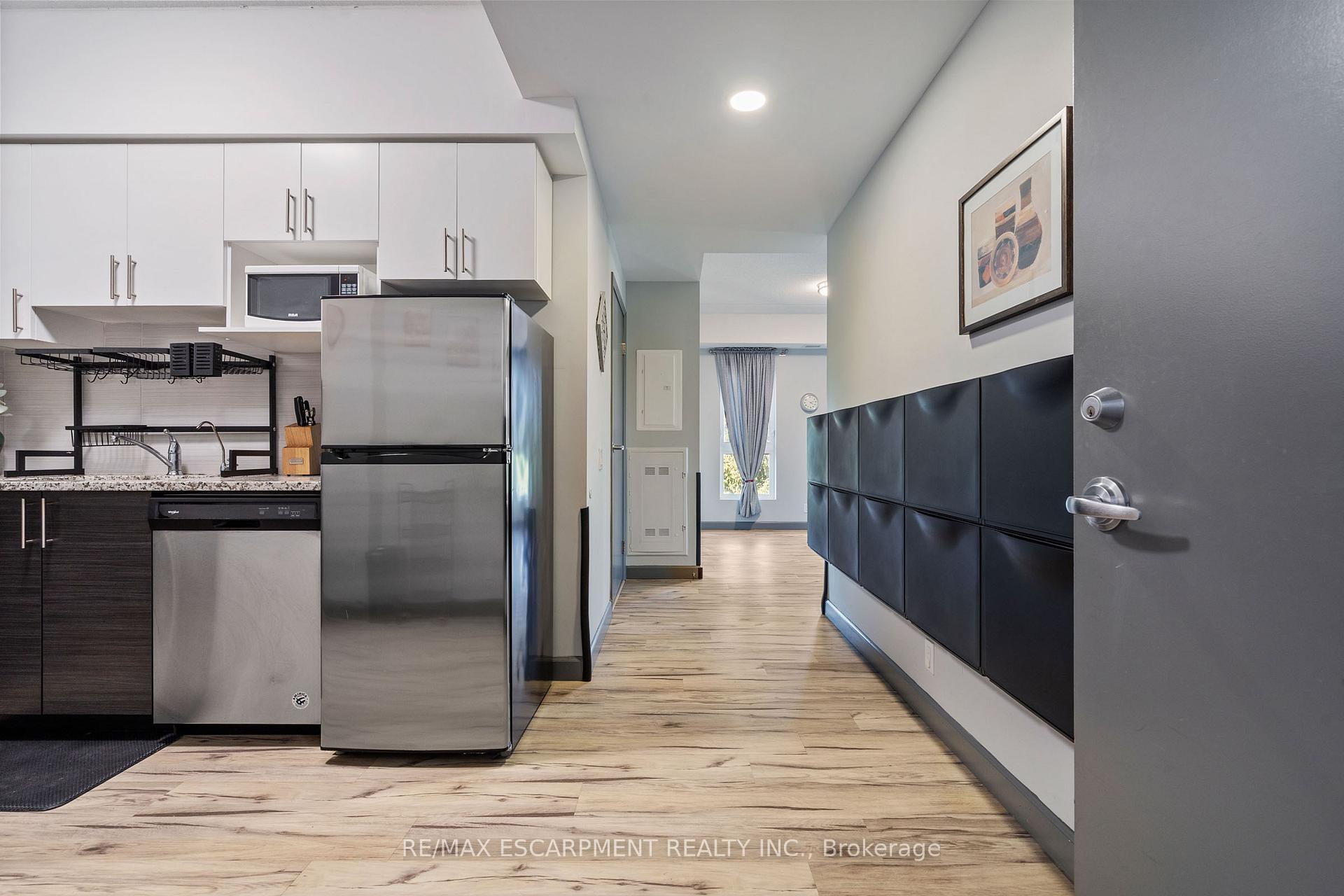 2 Bedrooms Condo at 77 LELAND, Hamilton For sale