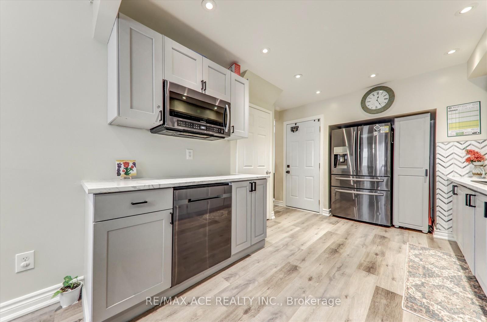 3 Bedrooms Condo at 82 St. Andrews, Hamilton For sale