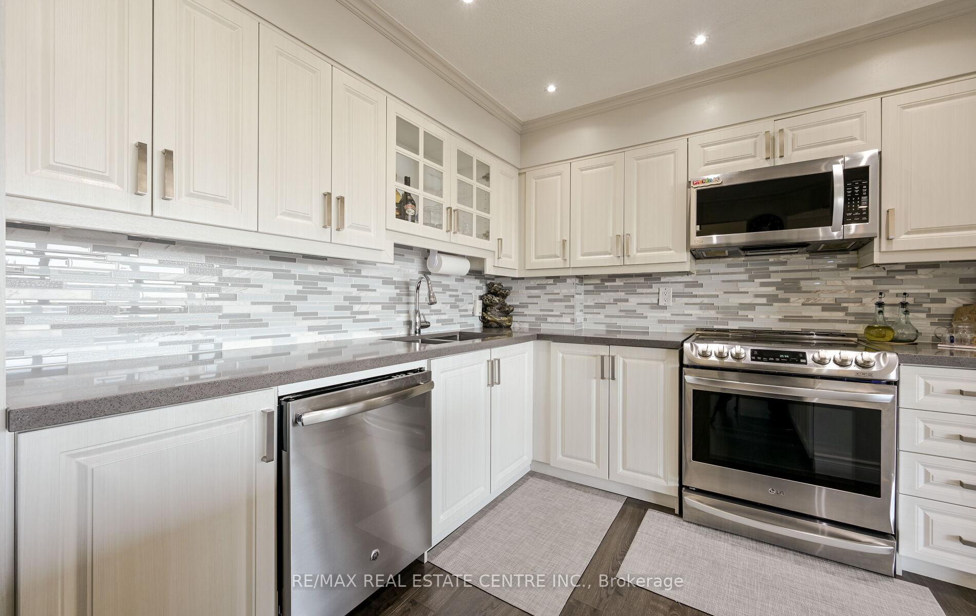 3 Bedrooms Condo at 200 Robert Speck, Mississauga For sale
