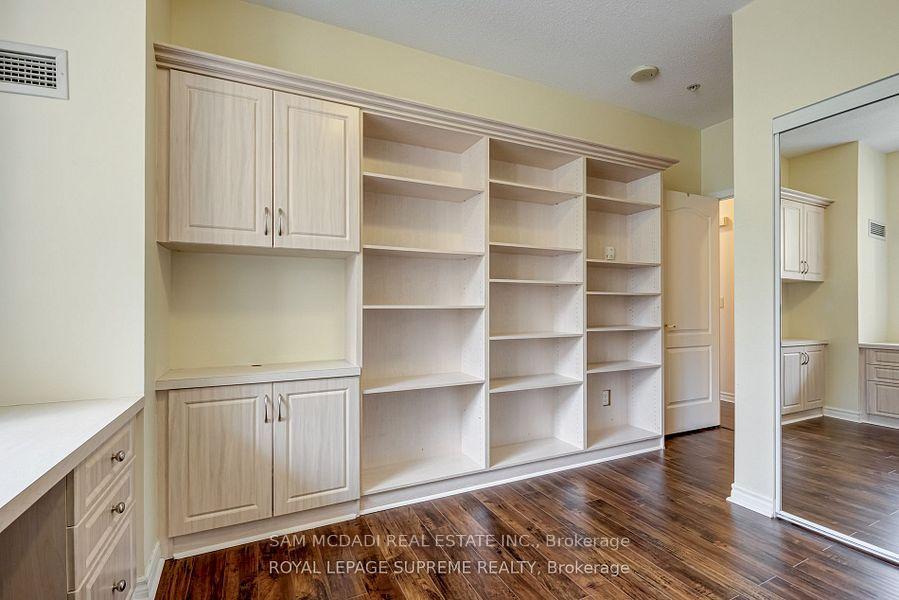 2 Bedrooms Condo at 350 Princess Royal,  Mississauga For sale