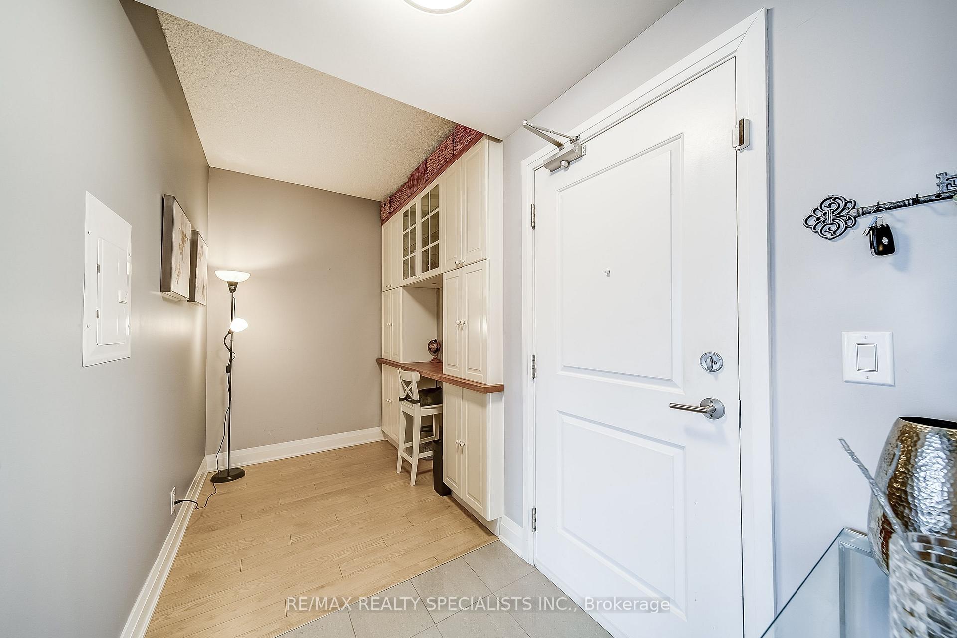 2 Bedrooms Condo at 24 Woodstream,  Vaughan For sale
